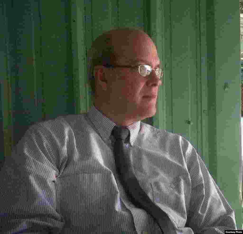  El gobierno de los EEUU lo que ha hecho es dar más concesiones al gobierno de Cuba pero el pueblo no ha recibido nada. Las penurias económicas y la represión los ha  llevado a estar tan desesperanzados ahora como lo estaban antes del inicio de relaciones. “Lo se observa en la isla es más inmovilismo  en las estructuras del gobierno y un aumento de la represión contra un pueblo que literalmente se está muriendo porque no se reproduce, aborta o escapa del país”. 