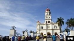 Fieles asisten a una misa oficiada por el papa Francisco, martes 22 de septiembre de 2015, en la Basílica Menor del Santuario de Nuestra Señora de la Caridad del Cobre en Santiago (Cuba).