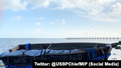 Balsa en la que llegó un grupo de migrantes cubanos que fueron rescatados por la Patrulla Fronteriza de EEUU.
