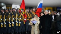 Miguel Díaz-Canel, presidente designado de Cuba y su esposa, Liz Cuesta, a su arribo a Rusia