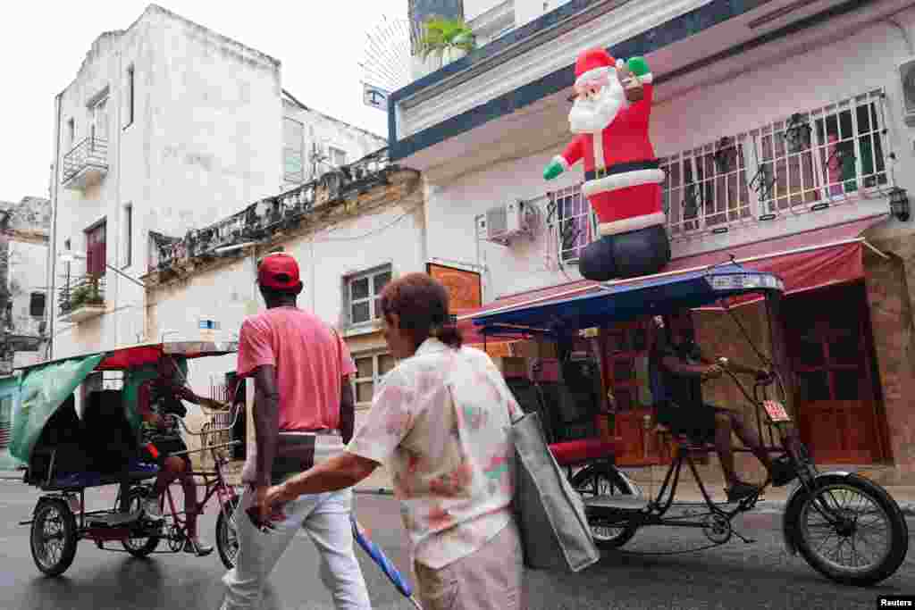 La imagen de Santa Claus decora un comercio en La Habana, esta temporada navideña. REUTERS/Alexandre Meneghini
