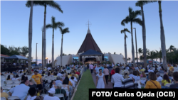 Cubanos celebran el Día de la Virgen de la Caridad del Cobre, el 8 de septiembre de 2023, en la Ermita de la Caridad, en Miami.