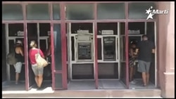 Colas en los cajeros automáticos en La Habana Colas en los cajeros automáticos en La Habana