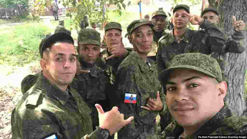 Cubanos posan como soldados del 137 Regimiento de paracaidistas, ubicado en la ciudad de Riazán. Foto Cortesía Alain Paparazzi Cubano