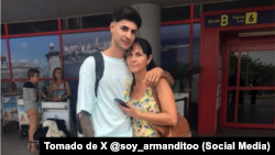 Armando Sardiñas junto a su hermana en el Aeropuerto Internacional José Martí de La Habana.