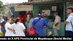 Personal de Salud del policlínico Rafael Echezarreta, en Mayabeque, Cuba, explica a los residentes cómo detectar el virus del Oropouche.