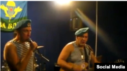 Grupo de rock de veteranos paracaidistas rusos contra Putin