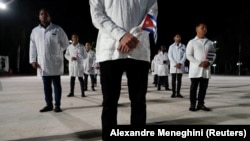 Médicos cubanos participan en una ceremonia antes de partir hacia Turquía en 2023 para ayudar en las labores de rescate del terremoto. Foto: Alexandre Meneghini