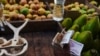 Un vendedor de frutas y vegetales en La Habana sostiene un maso de billetes en pesos cubanos. (REUTERS/Alexandre Meneghini)