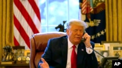 El ex presidente Donald Trump habla por teléfono con el vicepresidente, Mike Pence, desde la Oficina Oval en la Casa Blanca, el 6 de enero de 2021.