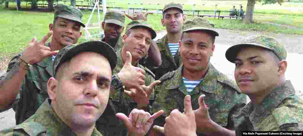 Cubanos posan como soldados del 137 Regimiento de paracaidistas, ubicado en la ciudad de Riazán. Foto Cortesía Alain Paparazzi Cubano