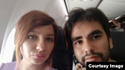 El matrimonio cubano-ruso de los jóvenes Carlos Jiménez y Daria Jiménez en el avión rumbo a Trinidad y Tobago.