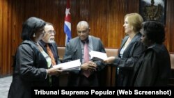 En Cuba, el Partido Comunista tiene la capacidad de nombrar y revocar a los miembros y funcionarios del Tribunal Supremo Popular y otros relacionados con la aplicación de la ley.