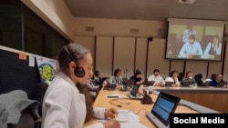 Activist Kirenia Yalit Núñez, coordinadora de la Mesa de Diálogo de la Juventud Cubana modera un panel durante el XXV EU-NGO Fórum sobre derechos humanos