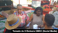 La máxima autoridad del Partido Comunista en Santiago de Cuba, Beatriz Johnson Urrutia, en un agromercado.