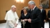 Díaz-Canel, acompañado de su esposa Lis Cuesta, durante el intercambio de regalos con el Papa Francisco. (VATICAN MEDIA/AFP)