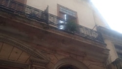 Vecinos desafían el peligro y se mantienen habitando edificio en peligro de colapsar Vecinos desafían el peligro y se mantienen habitando edificio en peligro de colapsar