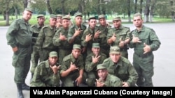 Cubanos posan como soldados del 137 Regimiento de paracaidistas, ubicado en la ciudad de Riazán. Foto Cortesía Alain Paparazzi Cubano