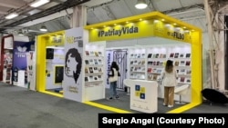 Stand del Programa Cuba de la Universidad Sergio Arboleda, en la Feria Internacional del Libro de Bogotá 2024.