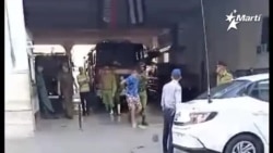 Joven arremete contra un auto del gobierno en Cienfuegos Joven arremete contra un auto del gobierno en Cienfuegos