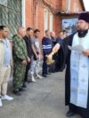 Una ceremonia de bendición a los reclutas que se enlistaron en el ejército ruso para combatir en Ucrania, entre ellos cubanos. (Captura de pantalla/Ryazan Vedomosti)
