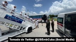 Un grupo de cubanos desciende del avión en el cuarto vuelo de deportación desde EEUU.