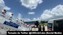 Un grupo de cubanos desciende del avión en un vuelo de deportación desde Estados Unidos en una imagend e archivo