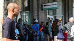 Llueven las críticas a las tarjetas en dólares Llueven las críticas a las tarjetas en dólares