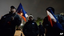 Protesta frente al edificio del parlamento de Polonia mientras los legisladores votan para aprobar la muy criticada legislación que permite a los políticos despedir a los jueces que critican sus decisiones, en enero de 2020. (AP/Czarek Sokolowski/Archivo)