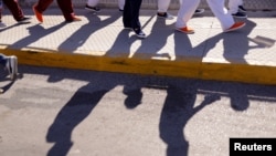 Cubanos que fueron expulsados de EEUU y enviados de regreso a México caminan cerca del puente fronterizo internacional Lerdo Stanton, en Ciudad Juárez (REUTERS/José Luis González)