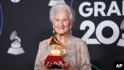 El Grammy por Mejor Nuevo Artista fue otorgado a Angela Álvarez, una cubana de 95 años de edad.