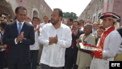 Los ministros de Turismo de Cuba y Francia, Manuel Marrero (dcha), y León Bertrand (izda), respectivamente, aplauden tras inaugurar la XXV Feria Internacional de Turismo de La Habana.