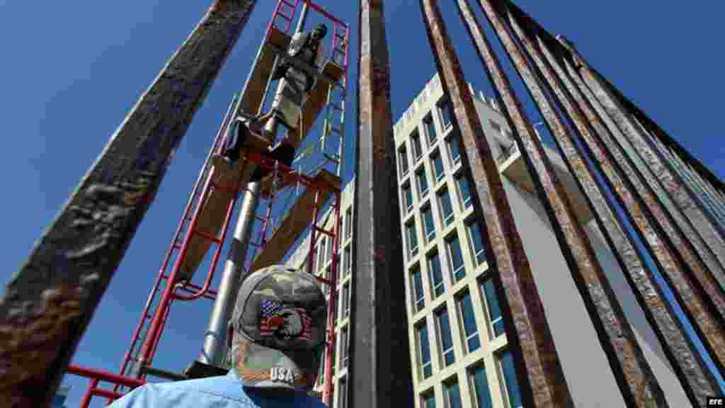 Varios obreros trabajan en la reparación del asta para la bandera en la Embajada de Estados Unidos en La Habana. La construcción de siete plantas funcionó en las últimas décadas como una "Sección de Intereses" norteamericana en la isla, similar a la que Cuba tuvo en Washington hasta el 20 de julio.