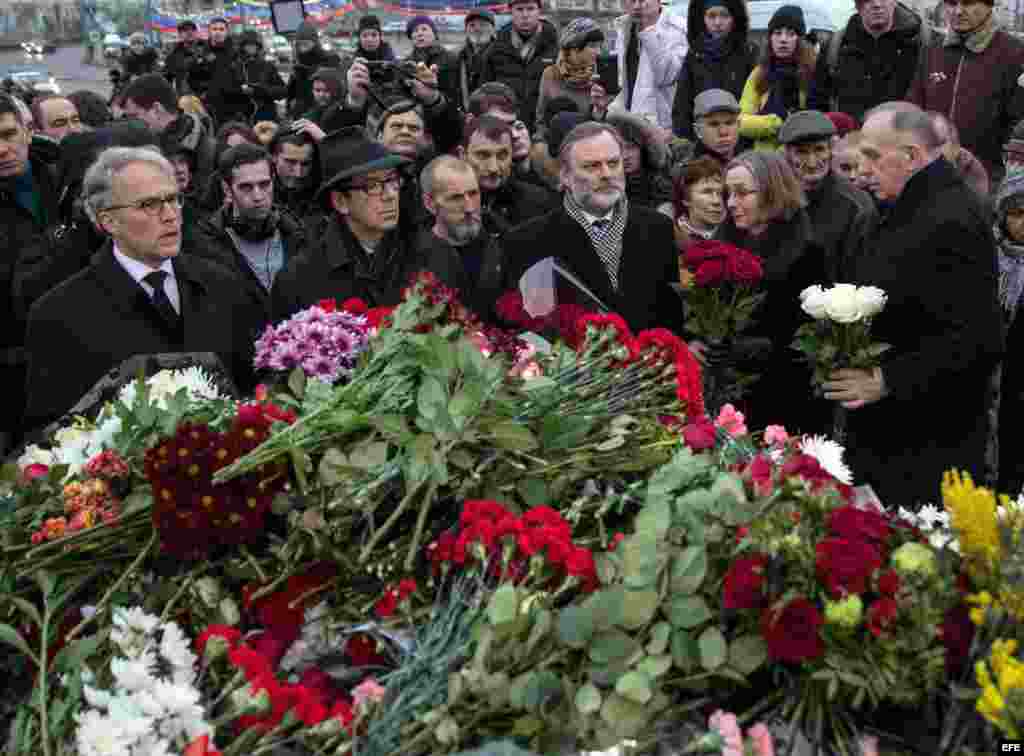 Grupo de embajadores europeos en Moscú visitaron el sitio donde fue asesinado Boris Nemtsov.