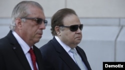 El doctor Salomon Melgen (d), a su llegada a la corte Federal de Newark, Nueva York (2 de abril, 2015).