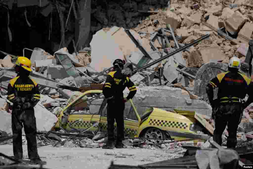 Labores de rescate tras la explosión del Hotel Saratoga en La Habana.