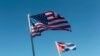 Banderas de Estados Unidos y Cuba.