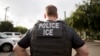 Un agente del Servicio de Inmigración y Control de Aduanas de EEUU durante una operación. (AP Photo/Gregory Bull, File)