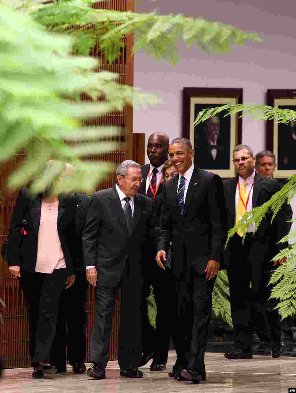Raúl Castro (i) recibe al presidente de Estados Unidos Barack Obama (d) hoy, lunes 21 de marzo de 2016, en la ceremonia oficial de recibimiento en el Palacio de la Revolución en La Habana (Cuba).