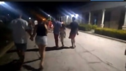 Los cubanos continúan en las calles manifestándose Los cubanos continúan en las calles manifestándose