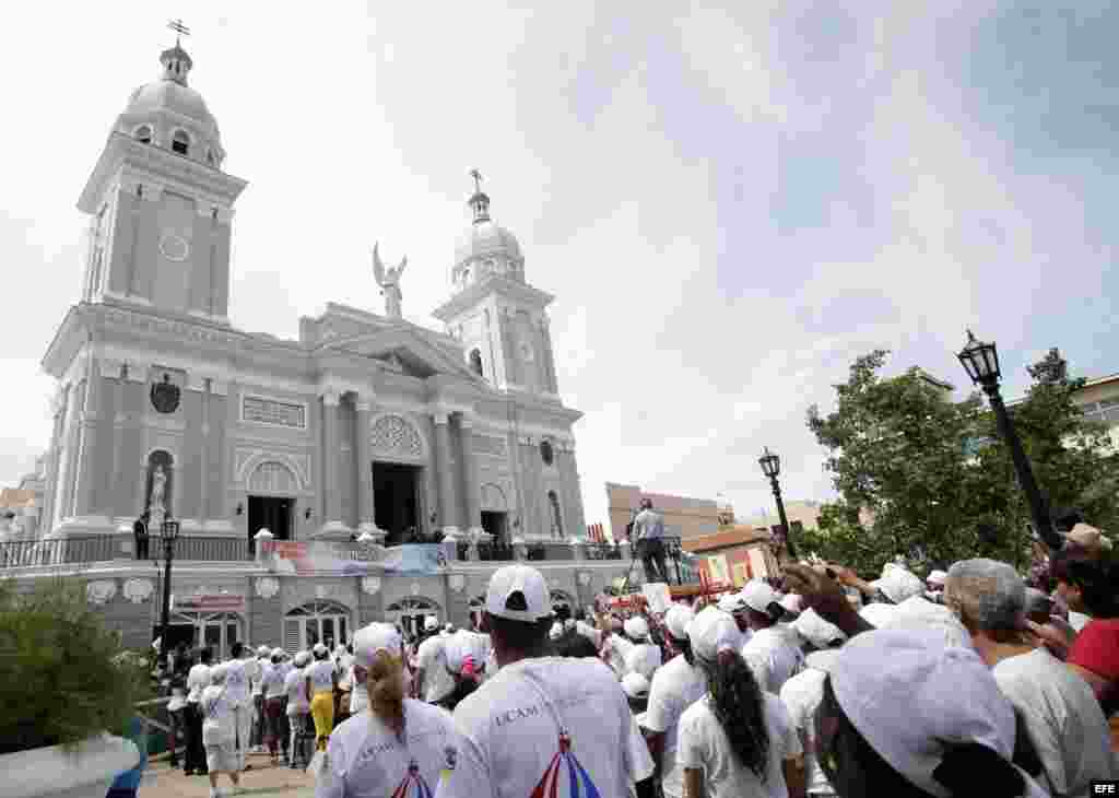 Feligreses ante la Catedral en Santiago de Cuba (Cuba), para ver al Papa.
