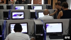 Varias personas se conectan a internet desde una sala de navegación en La Habana (Cuba).