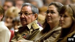 Raúl Castro (i), junto a su hija Deborah (c) y su nieta Vilma en una velada solemne en homenaje a Vilma Espín.