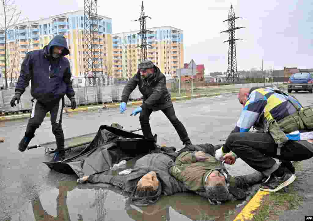 Recogida de cadáveres en las calles de Bucha tras ser liberada de las tropas rusas.