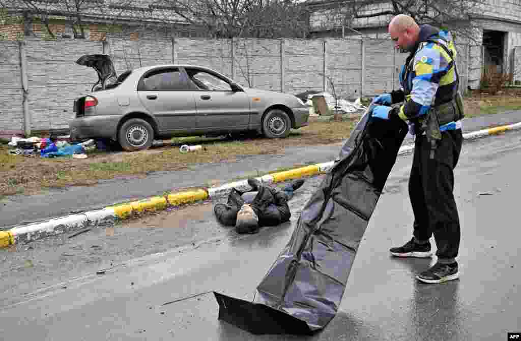 Recogida de cadáveres en las calles de Bucha tras ser liberada de las tropas rusas.