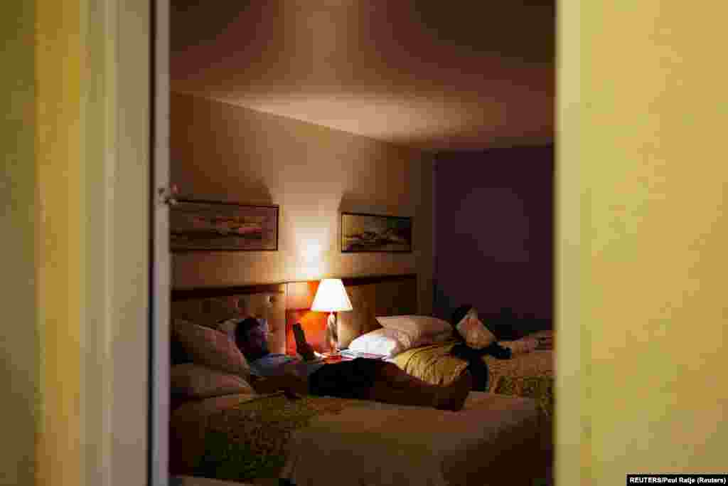 Aramis Barrios, un migrante cubano que busca asilo, habla por teléfono en un hotel utilizado como refugio administrado por Colores United, mientras los agentes fronterizos de EE. UU. y los defensores se preparan para una posible reversión de las restricci