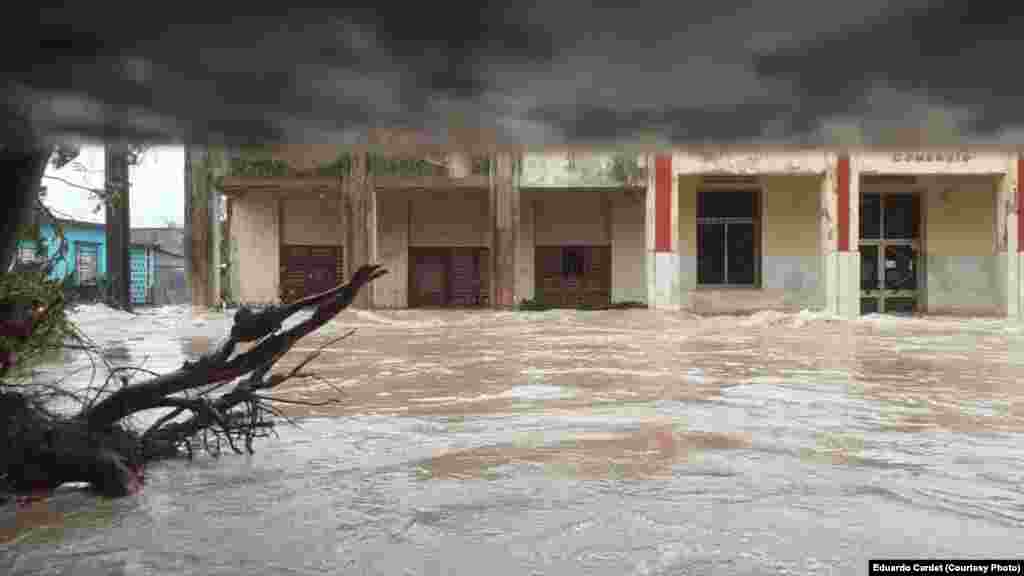 El río se desbordó y penetró en el poblado holguinero.