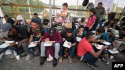 Migrantes centroamericanos en camino a EEUU con la segunda caravana de migrantes.