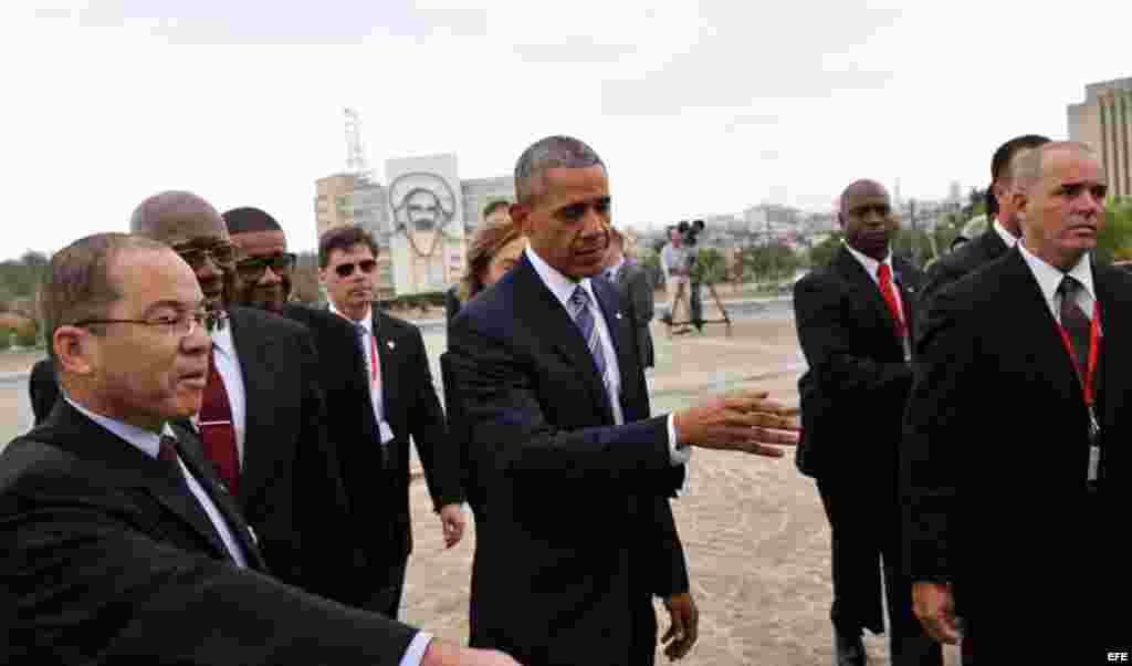 El presidente de Estados Unidos Barack Obama (c) durante la ofrenda floral ante el monumento del prócer cubano José Martí hoy, lunes 21 de marzo de 2016, en la Plaza de la Revolución en La Habana.