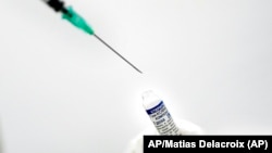 Un médico prepara una dosis de la vacuna Sputnik-V contra el COVID-19 en el hospital público Ana Francisca Pérez de León II, en Caracas, el 19 de febrero de 2021. Foto: AP/Matias Delacroix/Archivo.